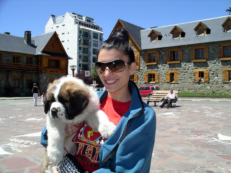 la niña con sus amigos